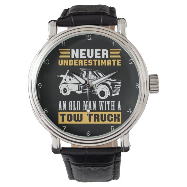 NEVER UNDERESTIMATE AN OLD MAN WITH A TOW TRUCK ARMBANDUHR (Vorderseite)