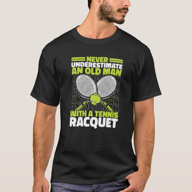 Never Underestimate An Old Man With Tennis Racquet T-Shirt (Vorderseite)