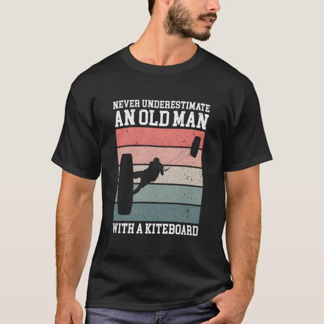 Never Underestimate An Old With A Kiteboard Kitesu T-Shirt (Vorderseite)