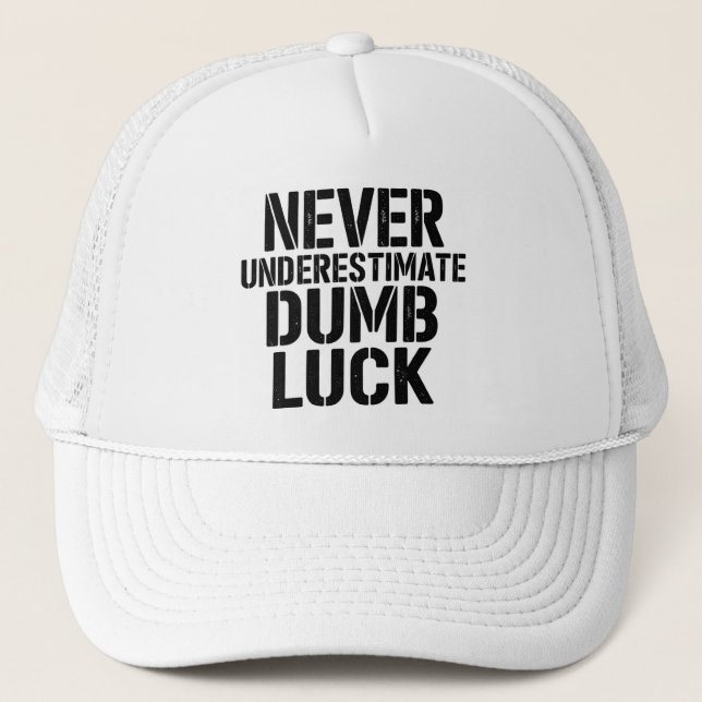 "Never Underestimate Dumb Luck" Saying Truckerkappe (Vorderseite)