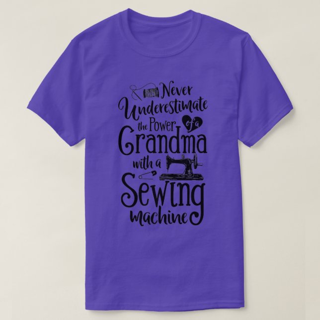 Never Underestimate Grandma With A Sewing Machine  T-Shirt (Design vorne)