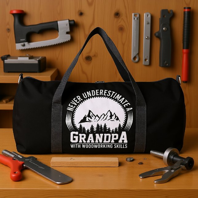 Never Underestimate Grandpa Woodworking Skills Duffle Bag (Von Creator hochgeladen)