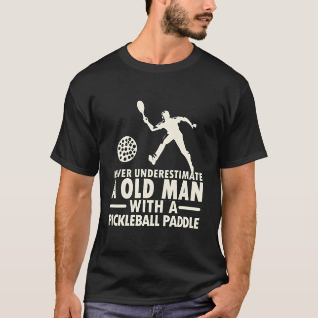 Never Underestimate Old With Pickle T-Shirt (Vorderseite)