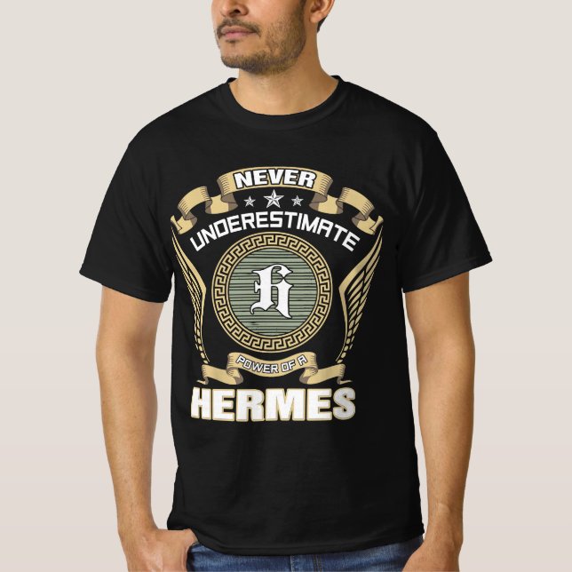NEVER_UNDERESTIMATE_POWER_OF_A_HERMES T-Shirt (Vorderseite)