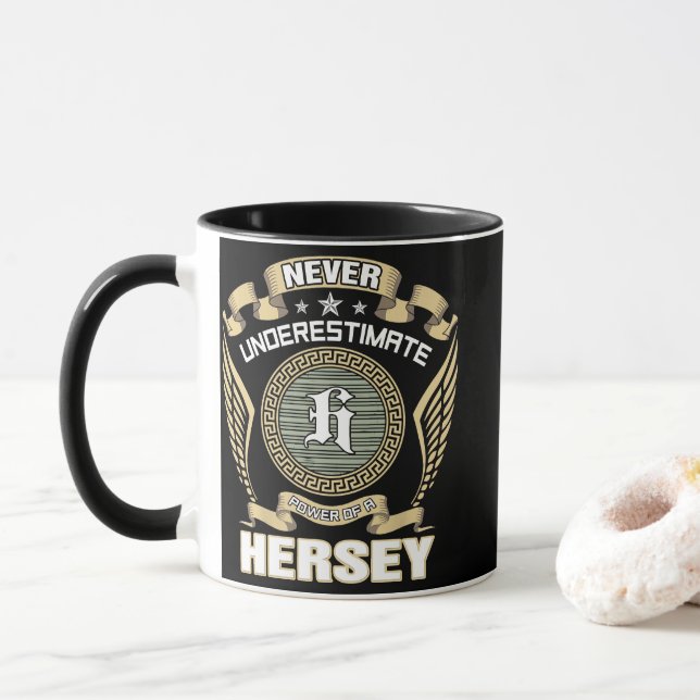 NEVER_UNDERESTIMATE_POWER_OF_A_HERSEY TASSE (Mit Donut)