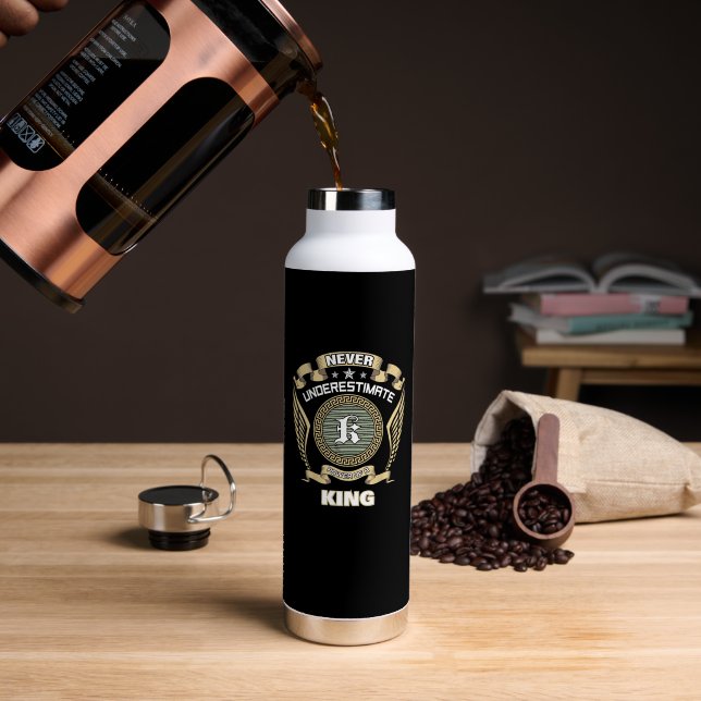 NEVER UNDERESTIMATE POWER OF A KING TRINKFLASCHE (Kaffee (gedreht))
