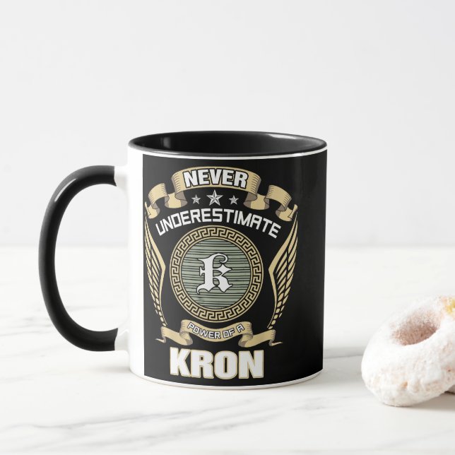 NEVER_UNDERESTIMATE_POWER_OF_A_KRON TASSE (Mit Donut)