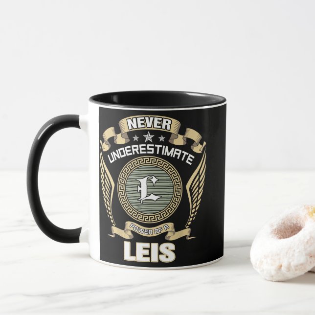 NEVER_UNDERESTIMATE_POWER_OF_A_LEIS TASSE (Mit Donut)