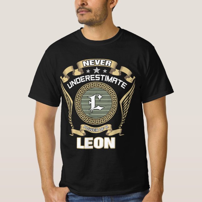 NEVER_UNDERESTIMATE_POWER_OF_A_LEON T-Shirt (Vorderseite)