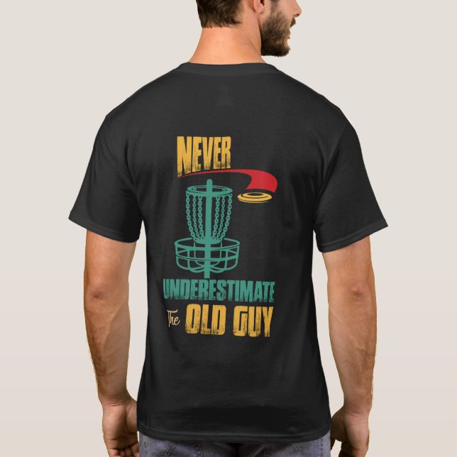 Never Underestimate The Old Guy Disc Golf Frisbee T-Shirt (Rückseite)