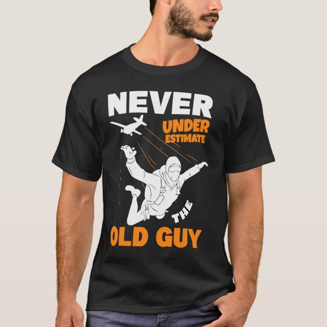Never Underestimate The Old Parachuter Grandpa Sky T-Shirt (Vorderseite)