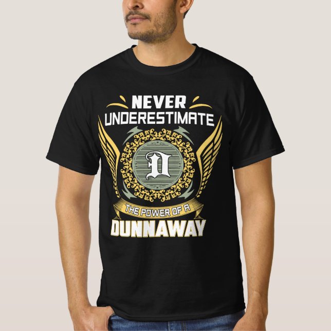 Never Underestimate The Power Of A Dunnaway T-Shirt (Vorderseite)