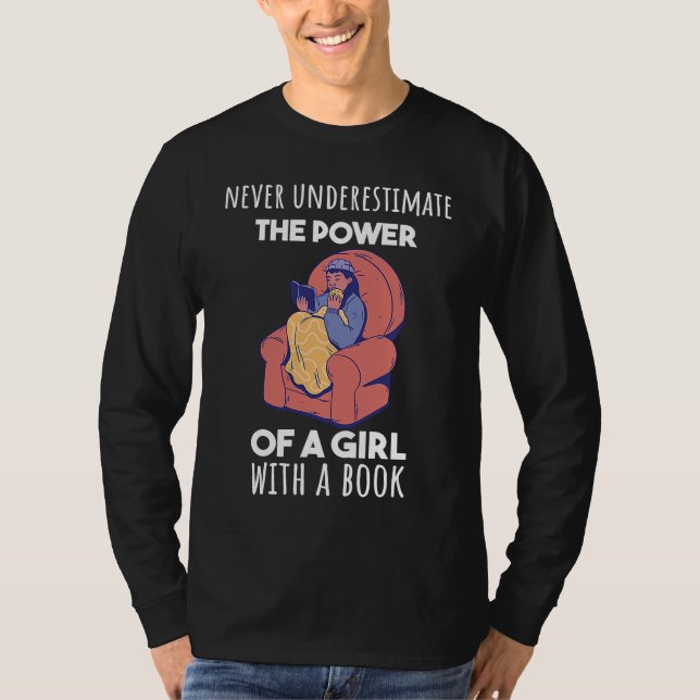 Never underestimate the power of a girl witha book T-Shirt (Vorderseite)