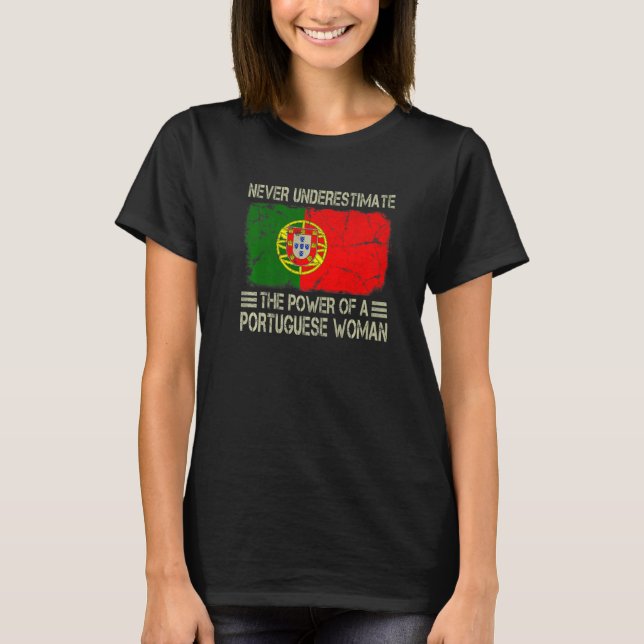 Never Underestimate The Power of a Portuguese Woma T-Shirt (Vorderseite)