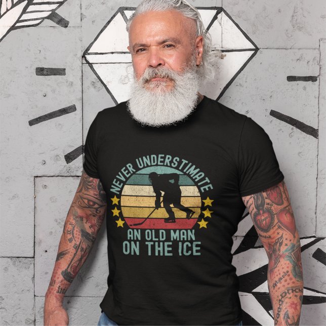 Never Understimate an Old Man on the Ice T-Shirt (Von Creator hochgeladen)