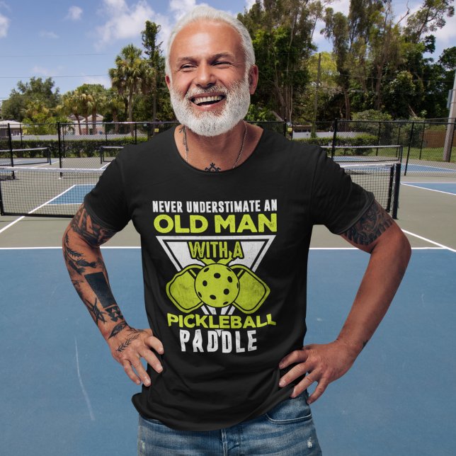 Never Understimate an Old man with a Pickleball T-Shirt (Von Creator hochgeladen)
