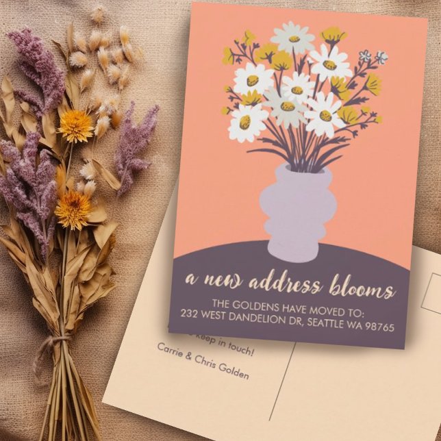 New Address Blooms Moskation Announcement Bouquet Postkarte (Custom moving announcement change of address postcard with charming daisy bouquet. )