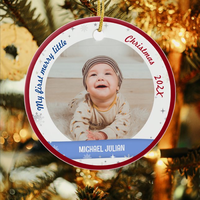 New Baby 2 Fotos Mein erstes frohes kleines Weihna Keramik Ornament (Cute Modern Elegant Personalized My First Merry Little Christmas Baby Boy 2 Photos Snowflakes)