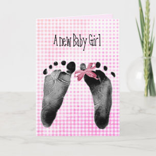 New Baby Girl Footprints auf Gingham Karte