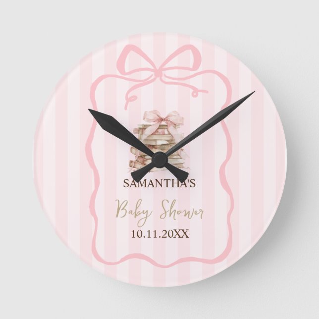 New Chapter Pink Bow Stripes Baby Shower Runde Wanduhr (Vorderseite)