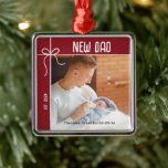 New Dad First Christmas Foto Ornament Aus Metall<br><div class="desc">Feiern Sie Ihr erstes Jahr als Vater mit diesem Sake-Ornament. Personalisieren Sie das bezaubernde Ornament mit einem Foto von Ihnen und Ihrem Kind,  dem Namen und dem Geburtsdatum Ihres Babys.</div>