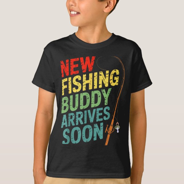 New Fishing Buddy Arrives Soon For Father’s Day An T-Shirt (Vorderseite)