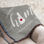 New Hampshire Zuhause Staat Personalisiert Decke<br><div class="desc">Zeigen Sie Zuhause-Staatsstolz mit dieser niedlichen rustikalen grauen Werftdecke mit "Zuhause" in weißer Kalligrafie-Schrift mit einer Silhouette des Staat von New Hampshire, stehend für den Buchstaben "O". Eine rote Herzanzeige in der Staat-Karte vervollständigt das Design; Sie können die Herzposition in Ihrer Zuhause-Stadt ändern, indem Sie das Design-Tool öffnen und die...</div>