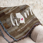 New Jersey Zuhause Staat Personalisierter HolzLook Decke<br><div class="desc">Zeigen Sie Zuhause-Staatsstolz mit diesem niedlichen rustikalen Imitat Holzplankendecke mit "Zuhause" in weißer Kalligrafie-Schrift mit einer Silhouette des Staat von New Jersey, stehend für den Buchstaben "O". Eine rosa Herzillustrierung in der Staat-Karte vervollständigt das Design; Sie können die Herzposition in Ihrer Zuhause-Stadt ändern, indem Sie das Design-Tool öffnen und die...</div>
