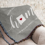 New Mexico Zuhause Staat Personalisiert Decke<br><div class="desc">Zeigen Sie Zuhause-Staatsstolz mit dieser niedlichen rustikalen grauen Werftdecke mit "Zuhause" in weißer Kalligrafie-Schrift, die mit einer Silhouette des Staat von New Mexico für den Buchstaben "O" stehend ist. Eine rote Herzanzeige in der Staat-Karte vervollständigt das Design; Sie können die Herzposition in Ihrer Zuhause-Stadt ändern, indem Sie das Design-Tool öffnen...</div>