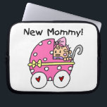 New Mommy Baby Girl Gifts Laptopschutzhülle<br><div class="desc">Die junge Mutter eines kleinen Mädchens wird dieses niedliche New Mommy Baby Girl Design auf junge Mutter Sake Boxen,  Fliesen,  Ziergegenstände,  Notebooks,  Tasse,  Karten,  Aufklebern,  Porto,  Magneten,  Totensäcken und anderen neuen Mami Bekleidung und Geschenke Liebe geben.</div>