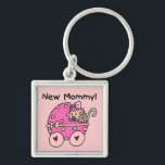 New Mommy Baby Girl Gifts Schlüsselanhänger<br><div class="desc">Die junge Mutter eines kleinen Mädchens wird dieses niedliche New Mommy Baby Girl Design auf junge Mutter Sake Boxen,  Fliesen,  Ziergegenstände,  Notebooks,  Tasse,  Karten,  Aufklebern,  Porto,  Magneten,  Totensäcken und anderen neuen Mami Bekleidung und Geschenke Liebe geben.</div>