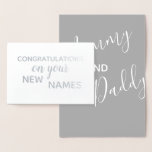 New Mommy & Daddy Gratulationen Eleganter Brush Folienkarte<br><div class="desc">Feiern Sie das neue Kind des glücklichen Ehepaares mit dieser wunderschönen, auf Trend erhältlichen Karte! Auf der Vorderseite ist die Phrase "Herzlichen Glückwunsch zu Ihren neuen Namen" in einer Kombination aus elegantem, handgeschriebenem Pinselstrichskript und einfachen Druckblockbriefen - alles in echter Silberfolie. Im Inneren steht auf der Karte "Mommy and Daddy",...</div>