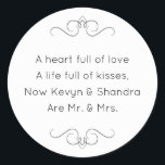 New Mr. und Mrs. Wedding Kisses Geem Runder Aufkleber<br><div class="desc">Dieser charmante Mr. and Mrs. Round Aufkleber enthält ein Liebesgedicht,  das mit den Namen der Braut und des Bräutigams personalisiert ist. Dies wäre ein perfekter Aufkleber,  um einen Gefälligkeitskasten mit Hershey Kisses zu akzentuieren.</div>