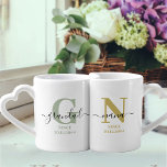 New Nana and Grandad Monogram Green and Ochre Liebestassen<br><div class="desc">Tasse-Monogramm-Set für neue Nana und Großeltern (oder etablierte Großeltern), die Sie mit dem Datum, an dem sie zum ersten Mal Großeltern wurden personalisieren können. Dieses Design hat elegante handgeschriebene Schrift, moderne Typografie und eine subtile Farbpalette von silbergrün, ockergelb, schwarz und weiß. Eine Tasse hat ein Monogramm Initial G mit dem...</div>