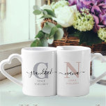 New Nana and Granddad Monogram Grau and Blush Liebestassen<br><div class="desc">Tasse-Monogramm-Set für neue Nana und Großvater (oder etablierte Großeltern), die Sie personalisieren können mit dem Datum, das sie zum ersten Mal Großeltern wurden. Dieses Design hat elegante handgeschriebene Schrift, moderne Typografie und eine subtile Farbpalette von grau und rot rosa, schwarz und weiß. Eine Tasse hat ein Monogramm Initial G mit...</div>