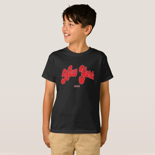 New-York 1898 Red Logo Typography Black  T-Shirt (Vorne ganz)