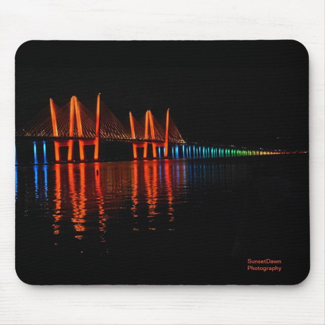 New York Bridge Light zu Ehren des Gay Pride Mousepad (Vorne)