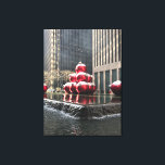 New York City Fotografy Christmas Winter NYC Leinwanddruck<br><div class="desc">Das Original ist ein Farbfoto von Rotweihbälle, verschneit an einem sonnigen Wintertag. Fotografiert auf der Sixth Avenue, Rockefeller Center, New York City während der Feriensaison. Viele weitere Fotos und Illustrationen aus New York sind auch in diesem Shop erhältlich. Sehen Sie nicht genau, wonach Sie suchen? Kontaktieren Sie Rebecca um ein...</div>