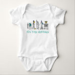 New York City NYC Hanukkah Chanukah Judenurlaub Baby Strampler<br><div class="desc">Baby Anzug präsentiert eine originelle Illustration der New Yorker Sehenswürdigkeiten "gekleidet" für die Urlaubssaison, mit NEW YORK HANUKKAH in einem lustigen blauen Schriftart. Ideal, um Chanukah in NYC zu feiern! Sehen Sie nicht, wonach Sie suchen? Brauchen Sie Hilfe bei der Anpassung? Klicken Sie auf "Diesen Designer gefragt", um etwas für...</div>