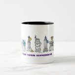 New York City NYC Happy Hanukkah Chanukah Holiday Zweifarbige Tasse<br><div class="desc">Eine originelle Brien-and-Tinte-Illustration verschiedener New Yorker Sehenswürdigkeiten,  die für die Urlaubssaison "gekleidet" sind. Perfekt für Hanukkah! Sehen Sie nicht,  wonach Sie suchen? Brauchen Sie Hilfe bei der Anpassung? Kontaktieren Sie Rebecca,  um etwas für Sie entworfen zu haben.</div>