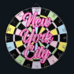 New York City rosa Text in den Farben Schwarz und  Dartscheibe<br><div class="desc">New York City rosa Text auf Schwarz und Pastellfarben Dart Board Spiel inklusive 6 Messingdarts 🎯 Personalisieren Sie mit Ihrem Text oder Namen, indem Sie die Personalisierungsoption auswählen. Bitte lass mir, ob Sie weitere Fragen haben und weil Zazzles Kundensupport die Kundenerfahrung abwickelt, können Sie den Zazzle Kundensupport per Chat, Telefon...</div>