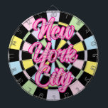 New York City rosa Text in den Farben Schwarz und Dartscheibe<br><div class="desc">New York City rosa Text auf Schwarz und Pastellfarben Dart Board Spiel inklusive 6 Messingdarts 🎯 Personalisieren Sie mit Ihrem Text oder Namen, indem Sie die Personalisierungsoption auswählen. Bitte lass mir, ob Sie weitere Fragen haben und weil Zazzles Kundensupport die Kundenerfahrung abwickelt, können Sie den Zazzle Kundensupport per Chat, Telefon...</div>