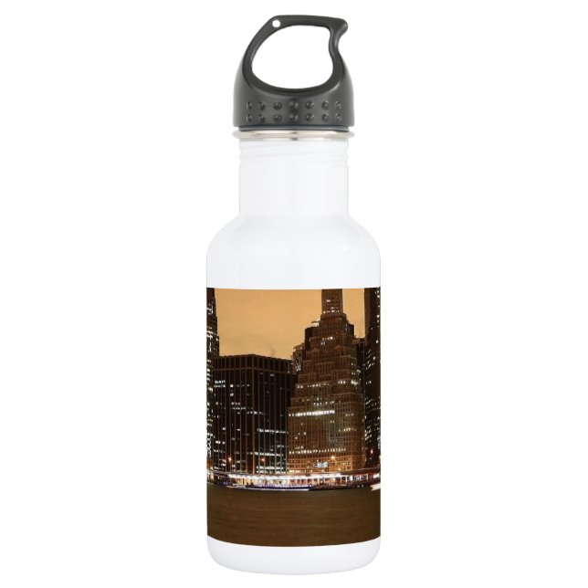 New York City Skyline bei Nacht über Wasser Edelstahlflasche (Vorderseite)