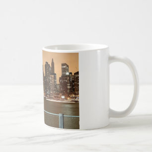 New York City Skyline bei Nacht über Wasser Tasse