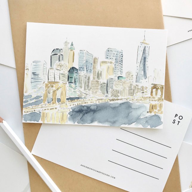 New York City Skyline Watercolor Travel Postcard Einladungspostkarte (Watercolor New York City skyline postcard featuring the Brooklyn Bridge.)