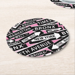 New York City Street Sign Pattern auf Pink Runder Pappuntersetzer