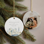 New York City Watercolor Skyline Wedding Foto Keramik Ornament<br><div class="desc">Wasserfarbe bemalt New York City Skyline-Ornament,  die die perfekte Hochzeitsmomente zu öffnen Jahr für Jahr. Vollständig passende Hochzeitssuite verfügbar. Malerei von Annie Montgomery Design</div>