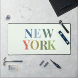 New York: Farbiger Text Schreibtischunterlage<br><div class="desc">New Yorker Design für farbenfrohe Texte</div>