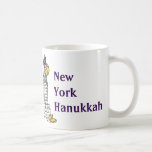 New York Hanukkah Gelt NYC Skycraper Holiday Tasse<br><div class="desc">Die Tasse zeigt eine originelle Marker-Abbildung einer klassischen NYC-Sehenswürdigkeit "gekleidet" für den Hanukkah-Urlaub. Diese Chanukah Illustration ist auch auf anderen Produkten verfügbar. Sehen Sie nicht,  wonach Sie suchen? Brauchen Sie Hilfe bei der Anpassung? Kontaktieren Sie Rebecca,  um etwas für Sie entworfen zu haben.</div>
