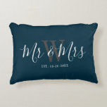 New York Mr. Navy Blue Script Monogram Initial Dekokissen<br><div class="desc">Überraschen Sie ein Paar mit diesem Neuauflage Mr. und Mrs. Navy Blue Script Monogram Accent Pillow. Es ist modern und beidseitig mit dunkelblauem Hintergrund gestaltet. Die Mitte hat einen großen dunkelgrauen Monogramm-Buchstaben und der Text ist "mr und mrs" in weißem, trendigem handgeschriebenem Skript. Das festgelegte Datum liegt unter den Namen....</div>